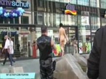 Chica desnuda Miriam se divierte en las calles públicas