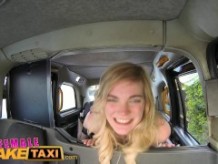 Female Fake Taxi Post estudiante lame su primer coño húmedo