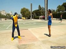 Latina Sasha Jones Riding en una parodia de Cyclops XXX