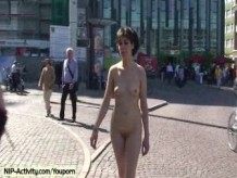Espectacular desnudez pública con Miriam y Celine