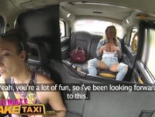 Taxi femenino falso - Acción de Licking del gatito lesbiana steamy en un taxi