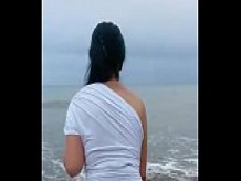mi novia en la playa con su rica tanga marcada