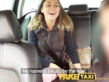 FakeTaxi Sexy Iva no puede decir no al dinero gratis en mi Taxi
