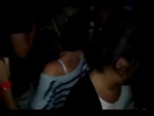 Chicas bi francesas besándose en un club español