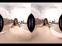VR La vecina joven del quinto ninfomana entra en la piscina comunitaria cachonda y quiere follar en el exterior POV latina porno en español realidad virtual by PORNBCN 4K