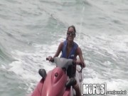 Mofos - Chica de playa flaca es follada