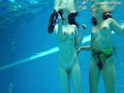 Adolescente española y rusa caliente desnuda en la piscina