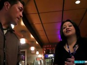 Una stripper de BRUNOYMARIA acaba follándose a la camarera del bar
