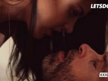 La belleza española Carolina Abril recibe un creampie en el coño después de un sexo intenso con un semental - LETSDOEIT