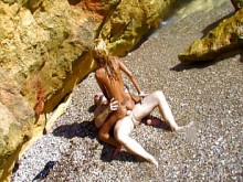 Cubanita sexy folla en una playa pública española