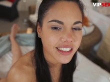 La española Apolonia Lapiedra te enseña cómo perder la virginidad - VIP SEX VAULT
