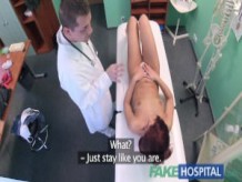 Fake Hospital Doctor exprime un consolador y gallo en el coño húmedo de los pacientes