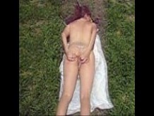 esposa-puta-exhibicionista-casi-desnuda-en-parque-publico-para-broncearse-3