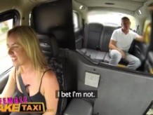 Taxi falso femenino Rubias tetona creampie en la cabina caliente con marido