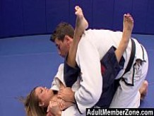 Fingiendo una lesión para follar al instructor de judo
