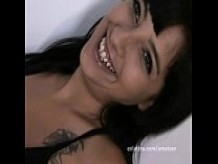 Entrevista a la esposa del tatuaje latina intermitente en la desnudez pública