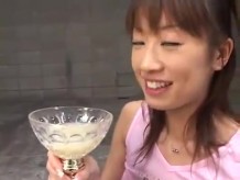 Copa de leche para la petite asiatica
