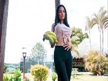 CARNE DEL MERCADO - La sexy latina Mila Garcia prueba su polla carnosa y se la follan
