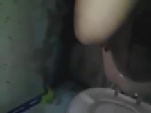 Mujer masturbándose en el cuarto de baño