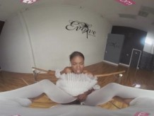 VRBangers-Sexy Ebony Ballerina obtiene su coño estirado y follado duro
