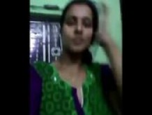 Mujer india enseña su pecho poco a poco