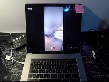 Actriz porno milf española se folla a un fan por webcam. Esta madurita sabe sacar bien la leche a distancia.