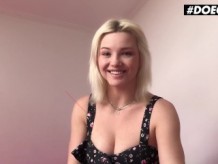 DoeGirls - Gia Ren traviesa hermanastra española me hace un video de masturbación casera