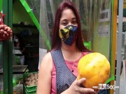 Katy Sex hermosa venezolana vende su rica fruta y es sometida por peruano