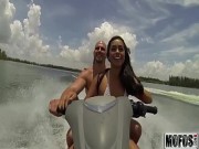 Teens Ride the Party Boat video protagonizado por Eva Saldana - Mofos.com