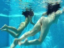 Diana Rius y Sheril Blossom lesbianas calientes bajo el agua