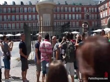 Turistas disparando a esclavo en público