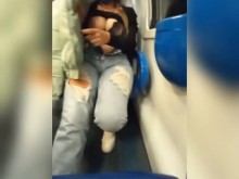 Chica desconocida se toca las tetas frente a mi en el tren