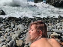 Chica adolescente rusa traga semen caliente en una playa pública de California - Eva Elfie