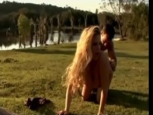 rubia sensual stunner vivi ronalinha necesita refrescarse en un agua crujiente después de una acción sexual caliente y traviesa en la orilla del lago