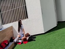Jóvenes colegiales tienen sexo en la terraza del colegio y son captados por una cámara de seguridad.