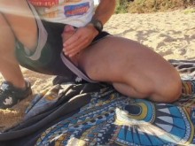 Me encanta ver a mi novio tocar su verga caliente en una playa pública