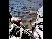 Jackin desnuda junto al lago bajo el sol