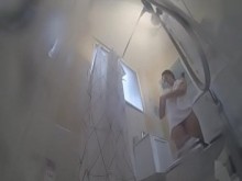 Natalia es pillada enjabonándose sus GRANDES TETAS en la ducha