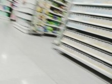 chica latina con falda corta sin pantis exhibiendo coño flashing en super mercado en publico upskir