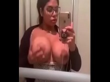 ¡La sexy friki &OpenCurlyDoubleQuote;Zhana” Sheila Ortega se toca en el baño del tren!