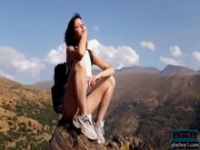 La modelo española de tetas pequeñas Sophia Sohnel se desnuda al aire libre en la montaña