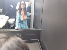 Madrastra fue follada en el baño de mujeres del centro comercial