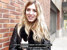 Adorable rubia es seducida en la calle con dinero para tener sexo