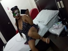 MADRASTRA ME LLEVÓ AL HOTEL A ESTUDIAR, LUEGO ME DIJO QUE ME PONGA ESA MASCARILLA Y EMPEZAMOS A HACER PORNO CASERO. POR FIN CUMPLÍ MI FANTASÍA