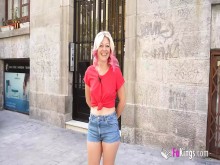 NO HAY VERANO SIN BESO: Sandra seduce y besa a hombres y mujeres aleatorios en la calle!