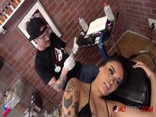 Jada Cruz se hace un nuevo tatuaje en la cara y folla duro