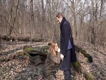 Chica guapa hizo una dulce mamada en el bosque durante un paseo