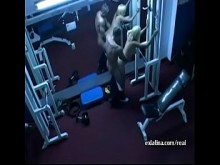 Cámara oculta filma a un viejo follándose a una joven latina en el gimnasio