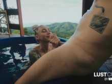 Owiaks se vuelven locos juntos en el jacuzzi al aire libre - Escapada de yoga en Lust Cinema de Erika Lust