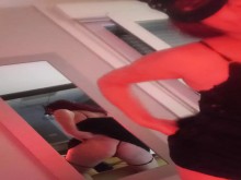 Sola en el salón me masturbo con ganas de más  hasta empaparme